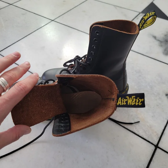 Dr Martens womens boots black leather smooth size 7 Made in England 1490 10 hole - Picture 9 of 10